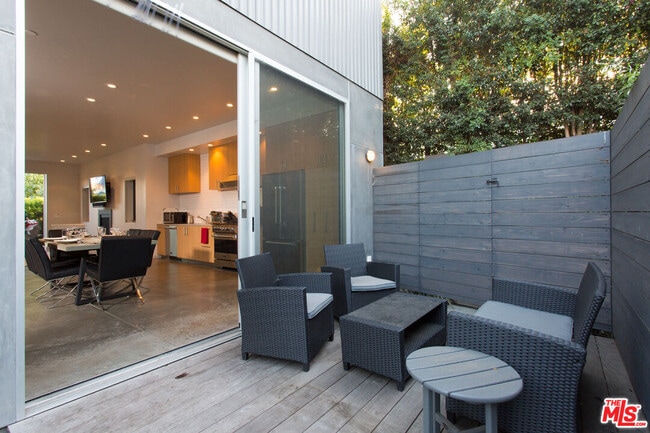 Building Photo - 709 Flower Ave