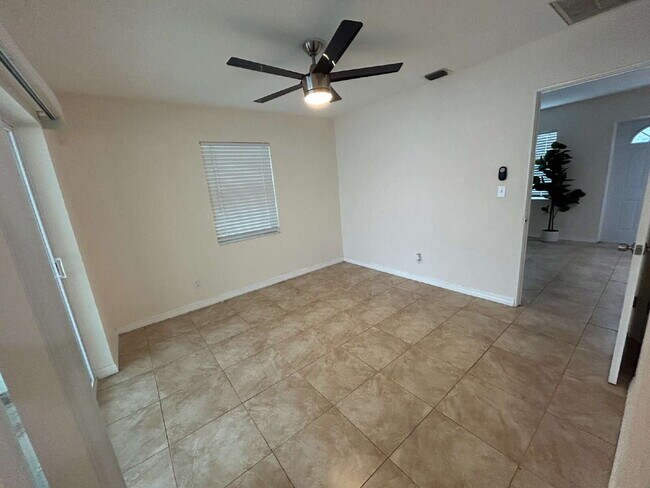 Building Photo - "Cozy 1-Bedroom Apartment in St. Petersburg – 550 Sq Ft of Comfort & Convenience!"