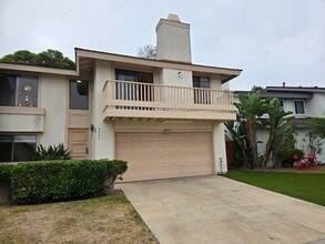 Building Photo - Beautifully Updated West Clairemont Townhome – Prime 92117 Location!