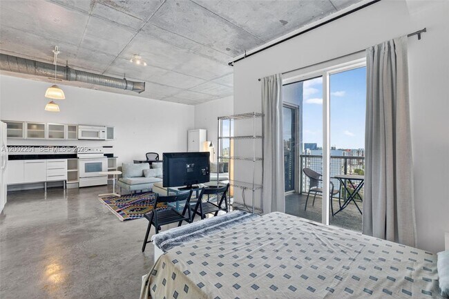 Building Photo - 10 SW South River Dr