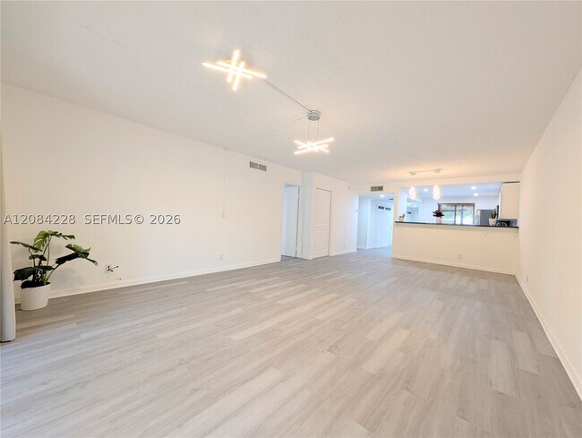 Building Photo - 310 Lakeview Dr