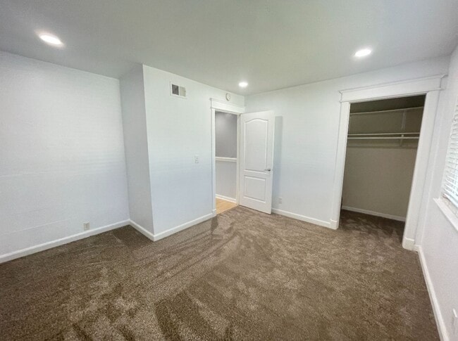 Building Photo - 2 Bedroom/1.5 Bathroom Townhouse Available in Union City!!