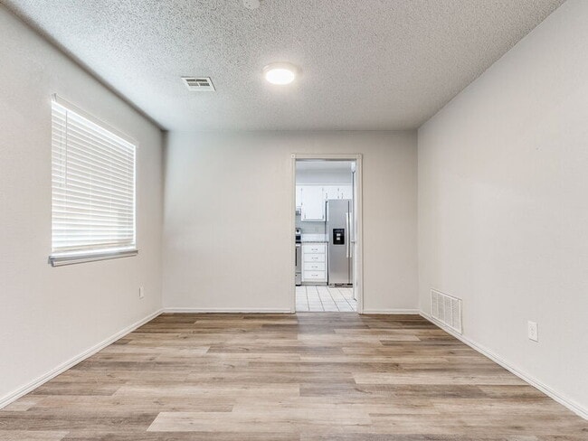 Building Photo - 2002 Vanessa Dr