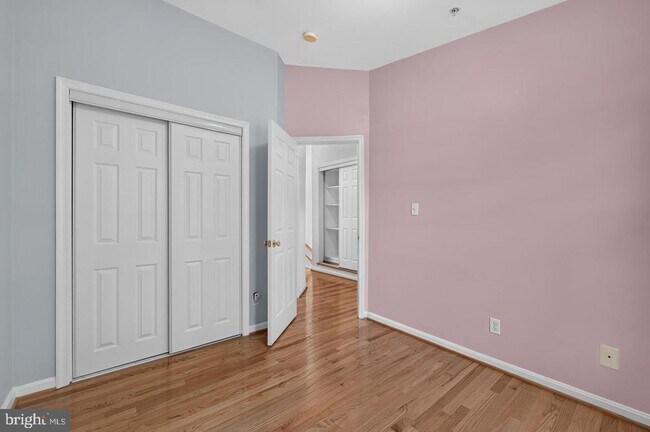 Building Photo - 122 Sanborn Pl