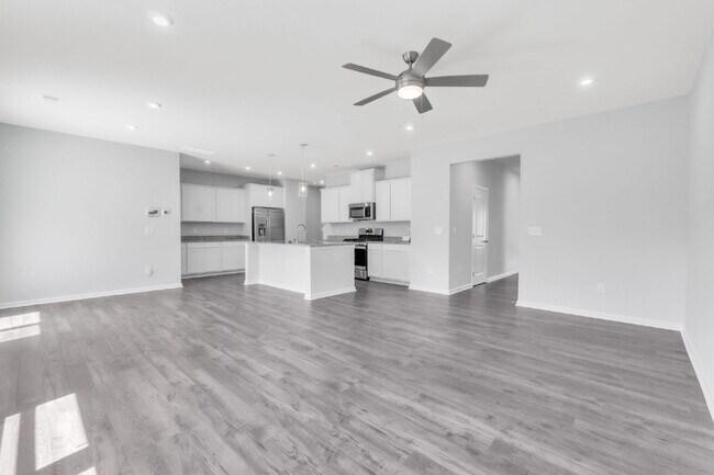 Building Photo - PRICE DROP! Spacious 3BR, 2.5 BA Westbriar...