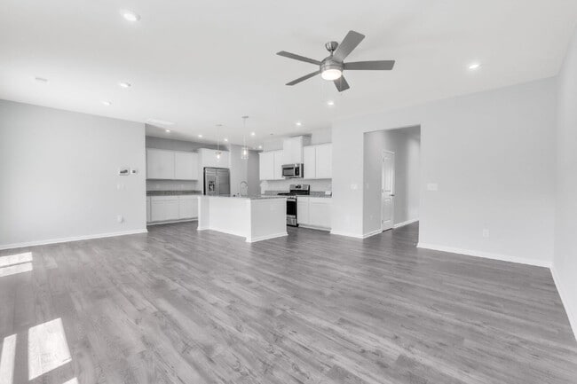 Building Photo - PRICE DROP! Spacious Westbriar Woods Home ...