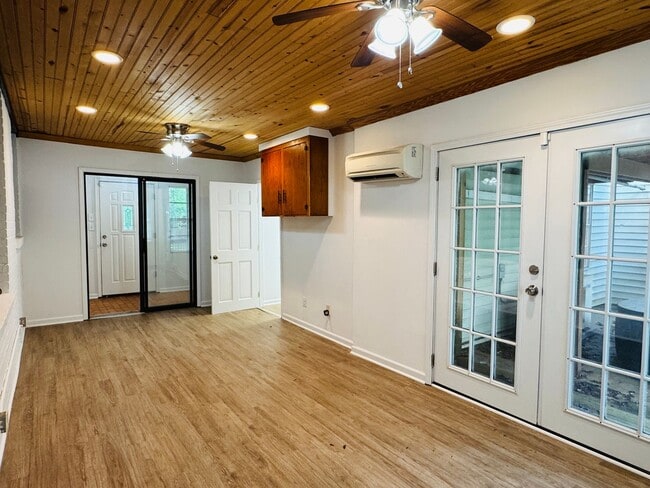Building Photo - 4-Bedroom just perfect for your family