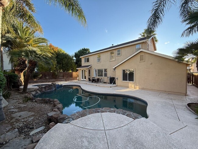 Building Photo - 5 bedrooms located in Redbridge Gated Community!