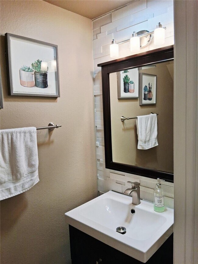 Building Photo - 7827 Sanibel Dr