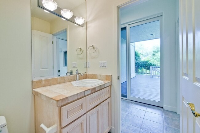 Building Photo - Large 3,767 sqft home on a 10,000 sqft lot- 2 bed located on 1st floor w/ separate entrance - Top...