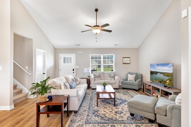 Building Photo - Bonus Room and Neighborhood POOL!