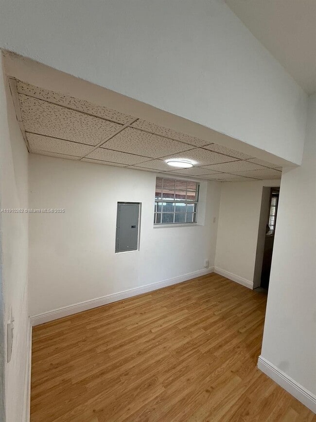 Building Photo - 8401 SW 33rd Terrace