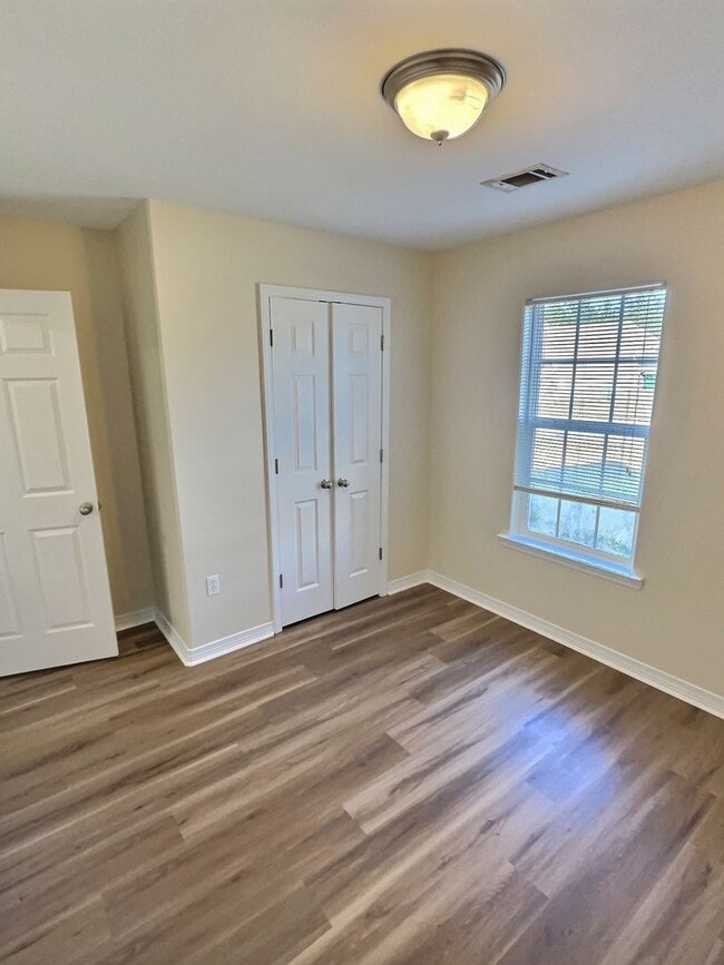 Building Photo - 3/2 Fireplace, 2 Car Garage St. Martin Schools