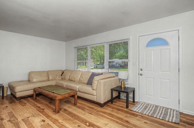 Building Photo - CHARMING RANCH!! 3 Bed, 1 Bath Home in Ames