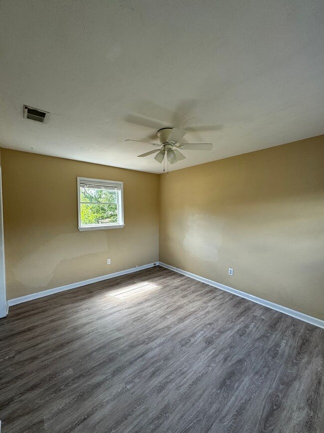 Building Photo - Freshly Updated, Cozy 2 bed 1.5 Bath Townh...