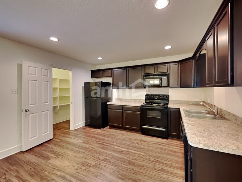 Building Photo - 1938 Cross Oaks Dr