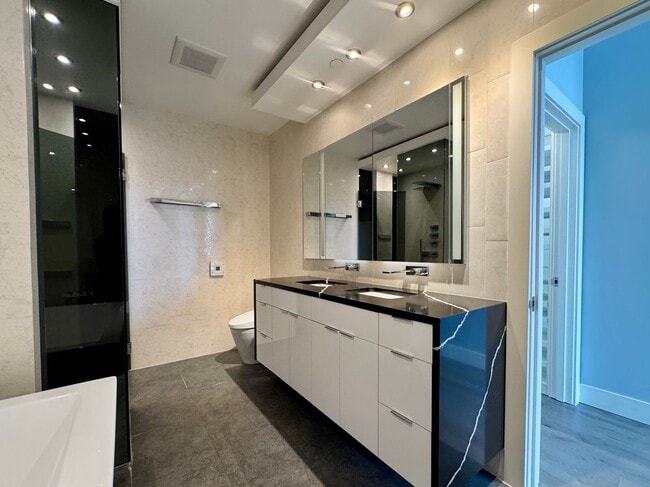 Building Photo - Gallery Penthouse Condo ~ Belltown