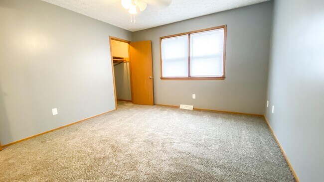 Building Photo - 303 Country Villa Ln