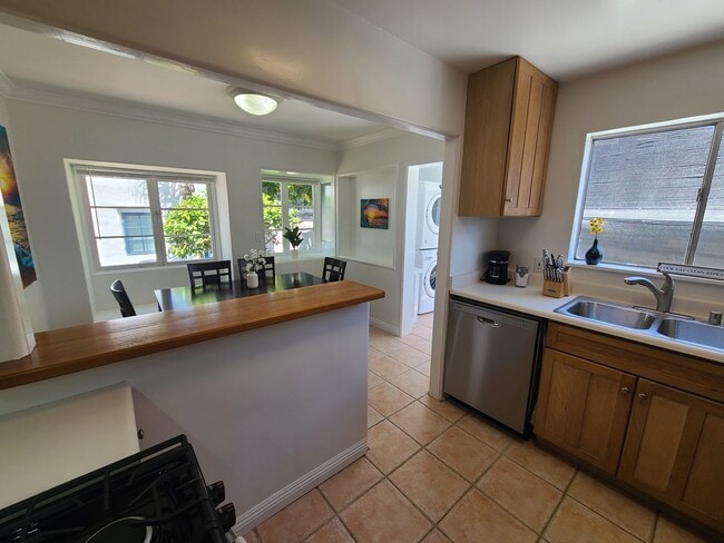 Building Photo - Charming 2 Bed 1 bath "fully furnished mon...