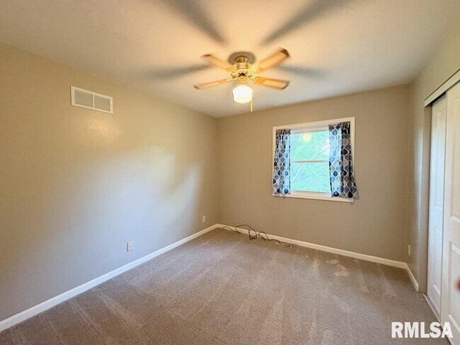 Building Photo - 6891 N Fox Point Dr