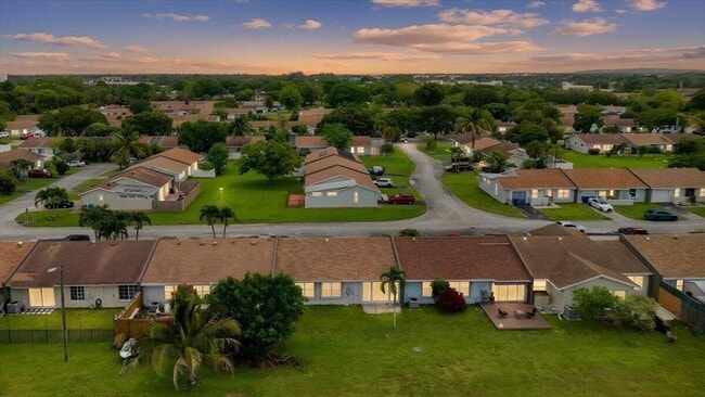 Building Photo - 5540 Lakewood Cir S
