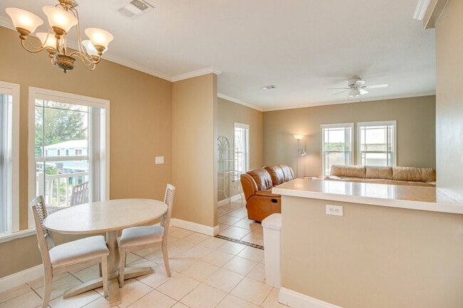 Building Photo - 210 W 2nd Ct