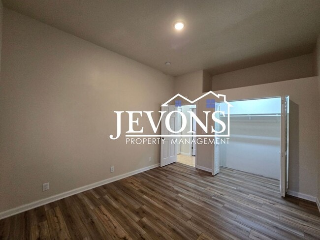 Building Photo - Move-in Special: $500 off your first month’s rent. Cozy 4-bedroom home with a fully equipped kitc...
