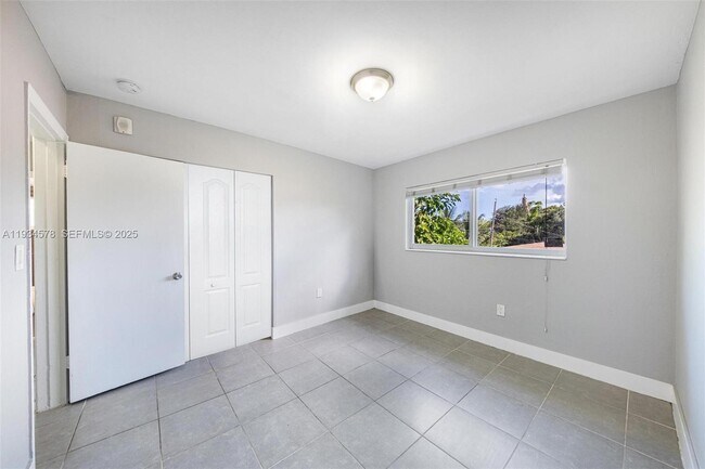 Building Photo - 1960 NE 161st St