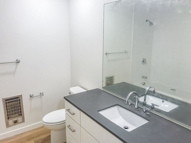 Building Photo - Stunning Remodeled 2BR/2BATHROOM Flat! Fir...