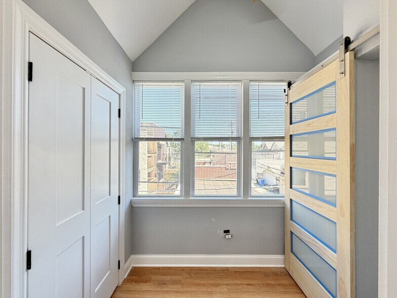 Building Photo - 1711 W Nelson St