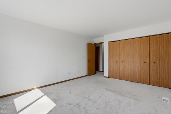 Building Photo - 187 Uteg St