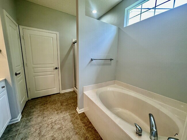 Building Photo - Outstanding Two Bedroom Home in Sun City!