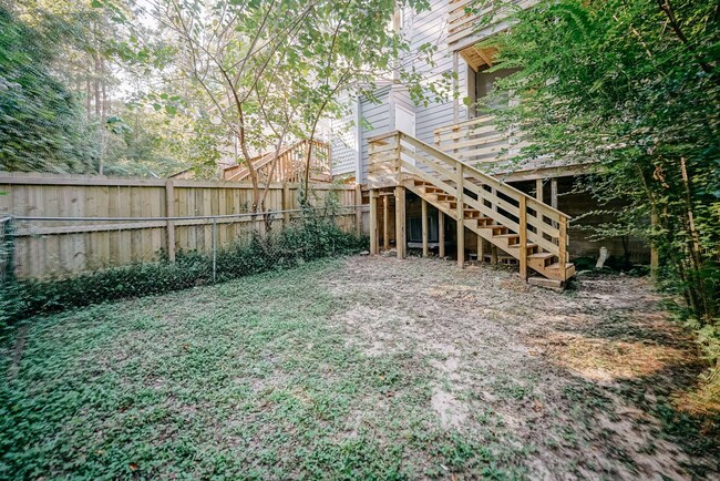 Building Photo - Super Cute 3 bedroom 3 bathroom townhome o...