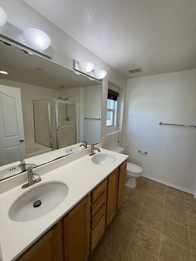 Building Photo - Beautiful 4 Bedroom, 2 1/2 Bathroom Townho...
