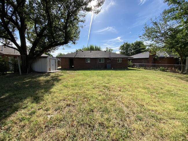 Building Photo - 205 S Bristow Ave