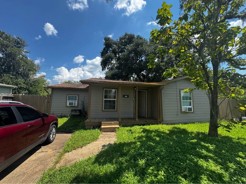 Building Photo - 134 Huisache St