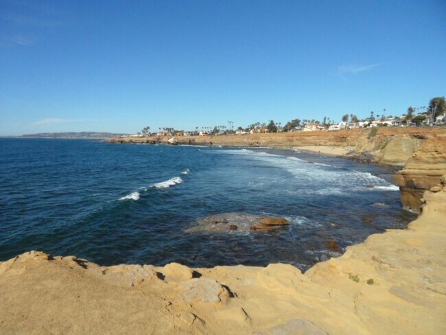 Building Photo - Spacious 3 Bed 2 Bath Home in Sunset Cliffs with Detached Garage & Private Backyard