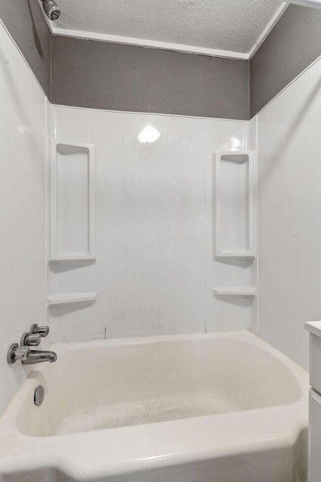 Building Photo - 3 Bedroom | 1 Bathroom Home | PET FRIENDLY!