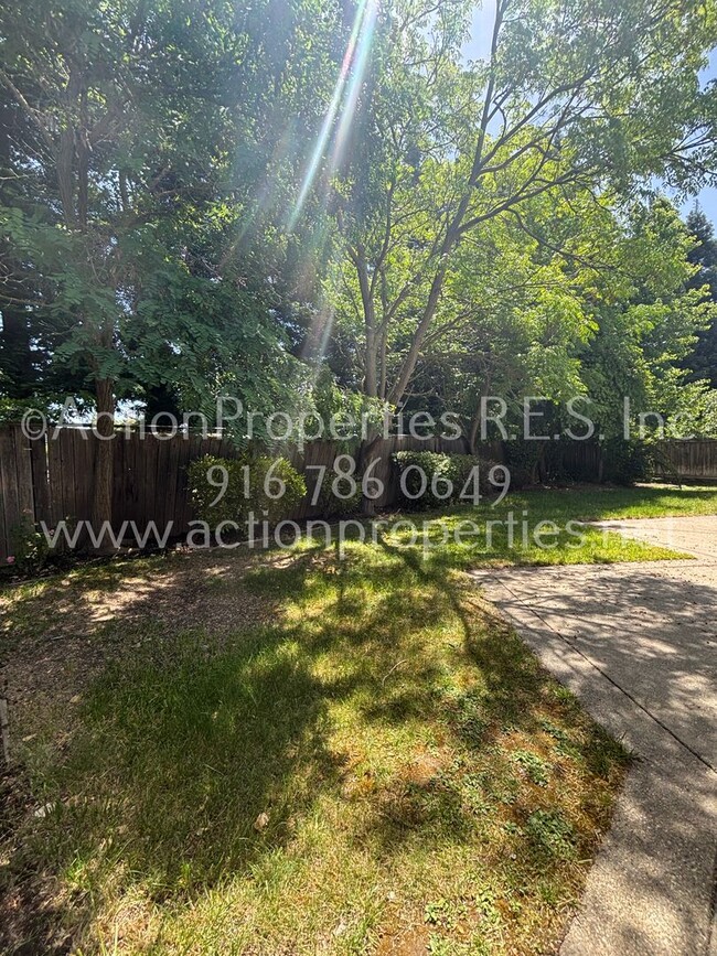 Building Photo - Single Story, Possible In-law or Great Hom...
