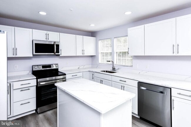 Building Photo - 915 Westlake Dr