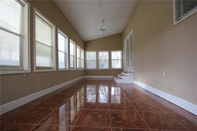 Building Photo - 818 Springlake Rd