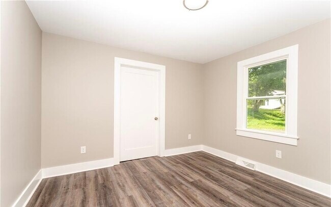 Building Photo - 3140 S Stratford Rd