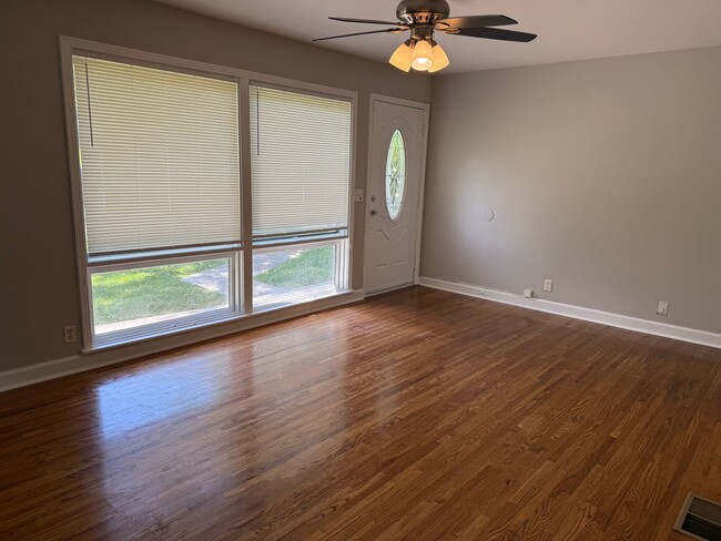 Building Photo - Lovely and Spacious Home in South Nashville - Garage and Fenced in Yard