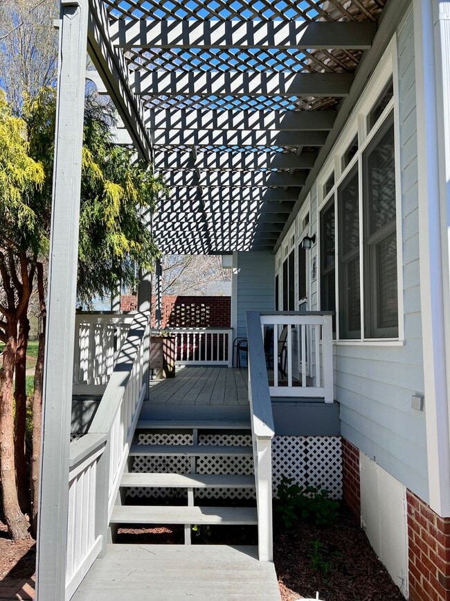 Building Photo - Gorgeous One Level Home in Chapel Hill