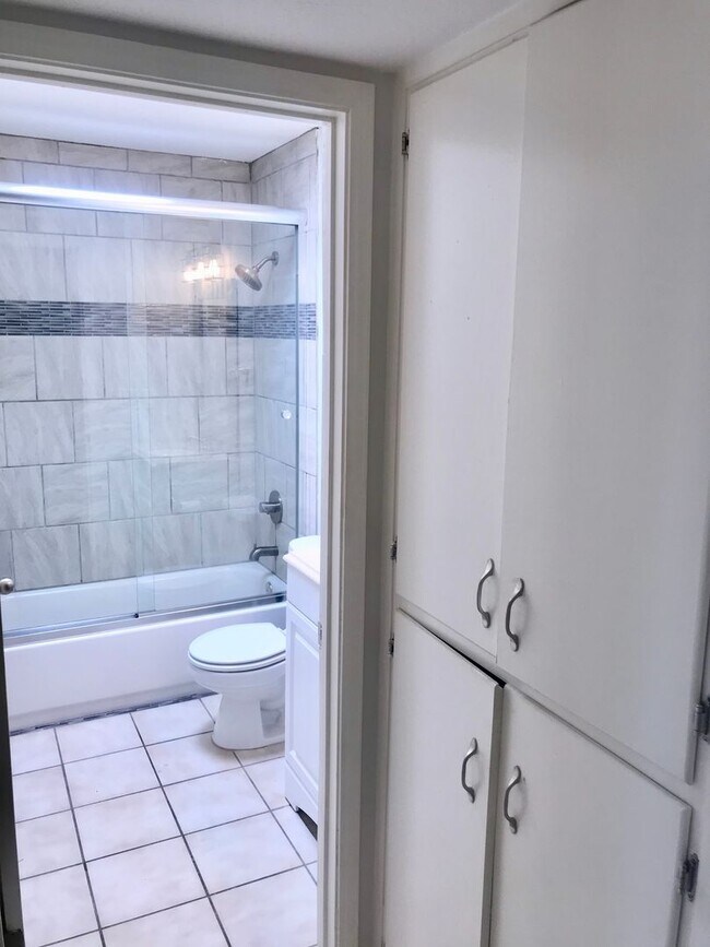 Building Photo - Coming Soon! Quaint Townhouse Located In T...