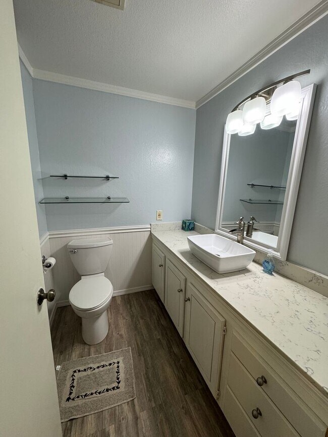 Building Photo - 3 bed 2 bath house with 2 car garage in great area!