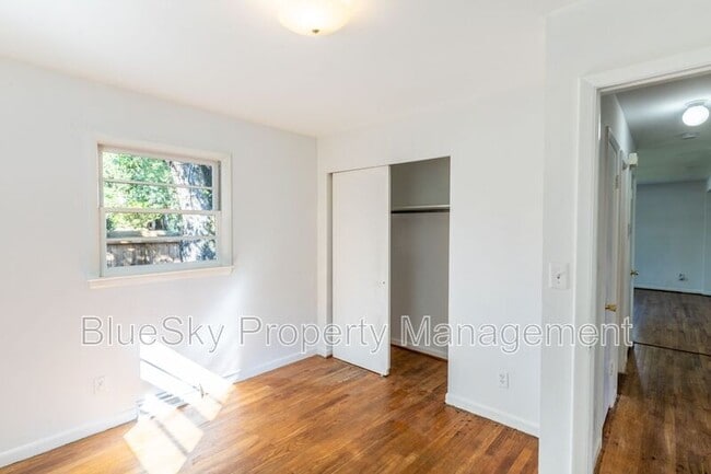 Building Photo - 104 Stratford Ct