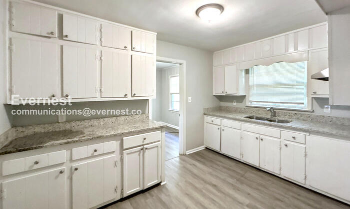 Building Photo - 1964 Laurel Ln