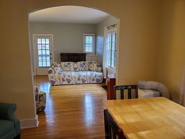 Building Photo - 607 Floral Ave