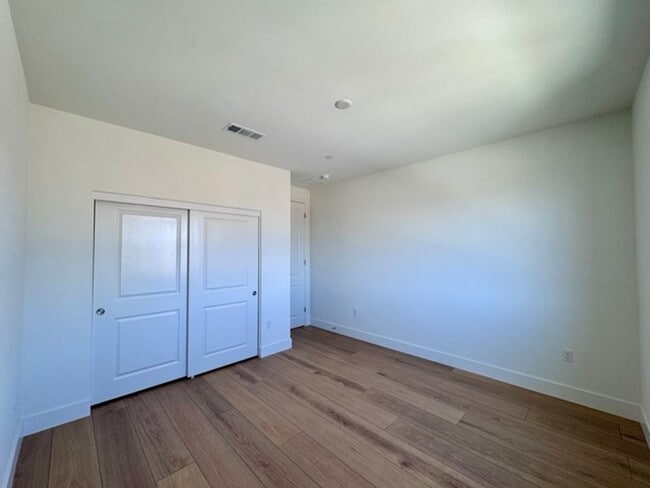 Building Photo - Spacious 5BD/3BA Home with Loft, Solar & B...